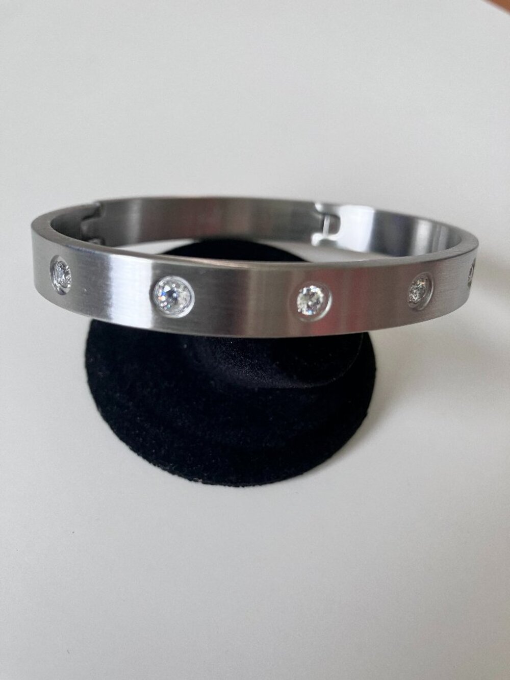 BANGLE BRACELET